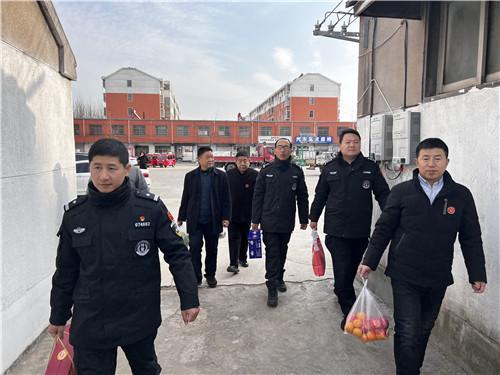 元旦慰问暖民心 河东公安给孤困儿童送温暖