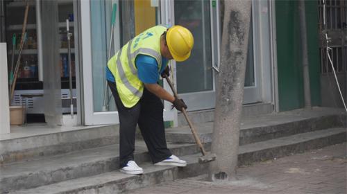 市城管局数管中心清除废弃线杆 守护道路安全