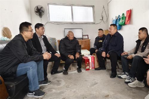 兰山区钱币收藏协会到义堂镇南屠苏村慰问孤寡退伍老兵