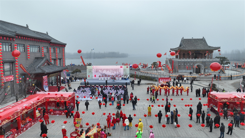 1月18日，在山东省临沂市郯城县马头镇，市民在首届郯马土特产文化节活动现场观看演出（无人机照片）。.JPG
