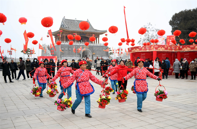 1月18日，在山东临沂市郯城县马头镇，市民在首届郯马土特产文化节活动现场观看民俗表演。.JPG