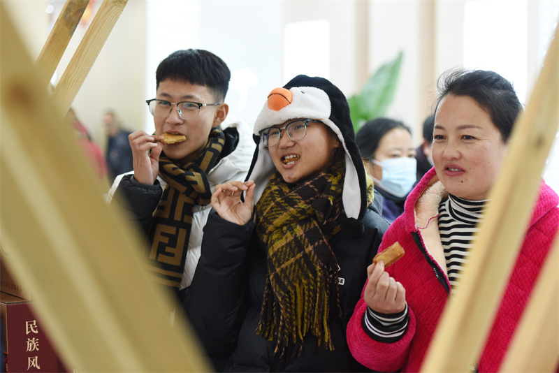 1月18日，在山东临沂市郯城县马头镇，市民在郯马土特产购物中心品尝特色美食。.JPG