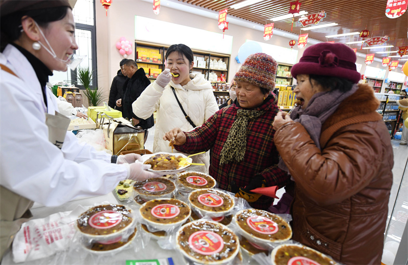 1月18日，在山东省临沂市郯城县马头镇，市民在郯马土特产购物中心品尝特色美食。.JPG