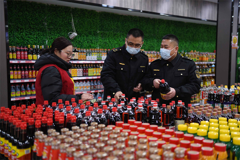 1月23日，山东省临沂市郯城县市场监督管理局执法人员对马头镇一家超市销售的食用油等食品进行检查。.JPG