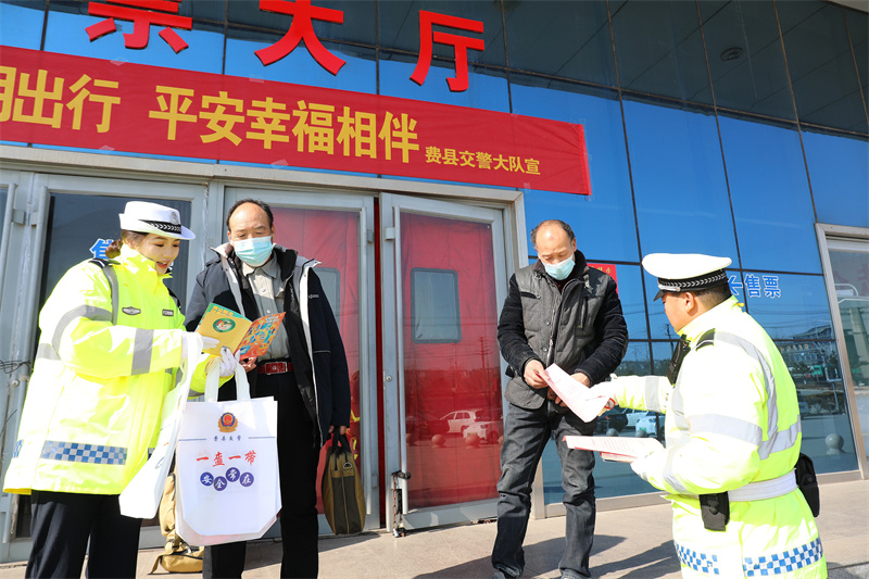 宣传队员深入客运站为乘客发放宣传资料赠送购物袋.jpg