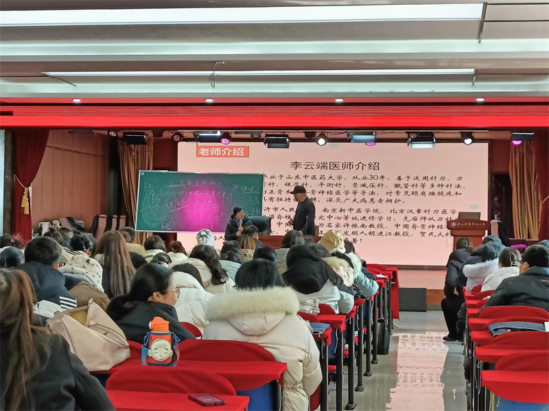 李云端医师现场为教师诊疗针灸.jpg