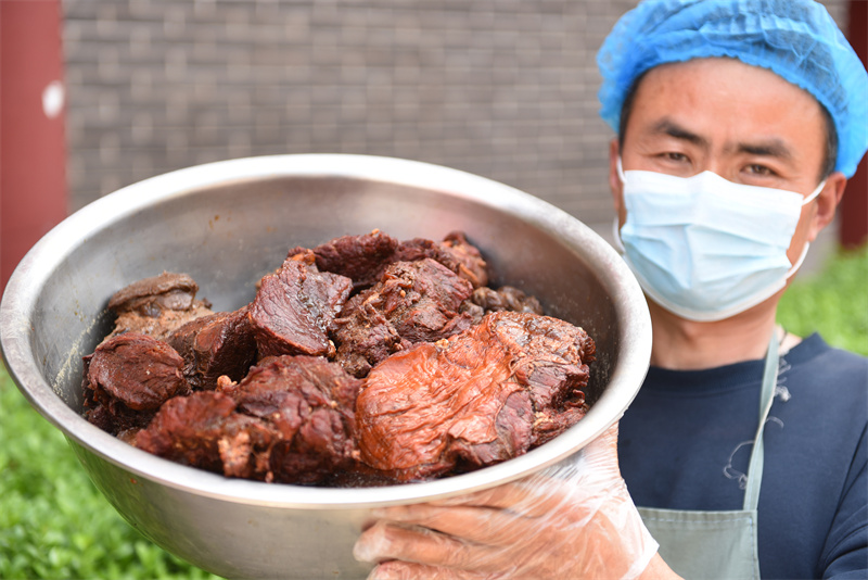 2024年4月25日，山东省临沂市郯城县马头镇一家老字号酱肉管工作人员展示酱牛肉。.JPG