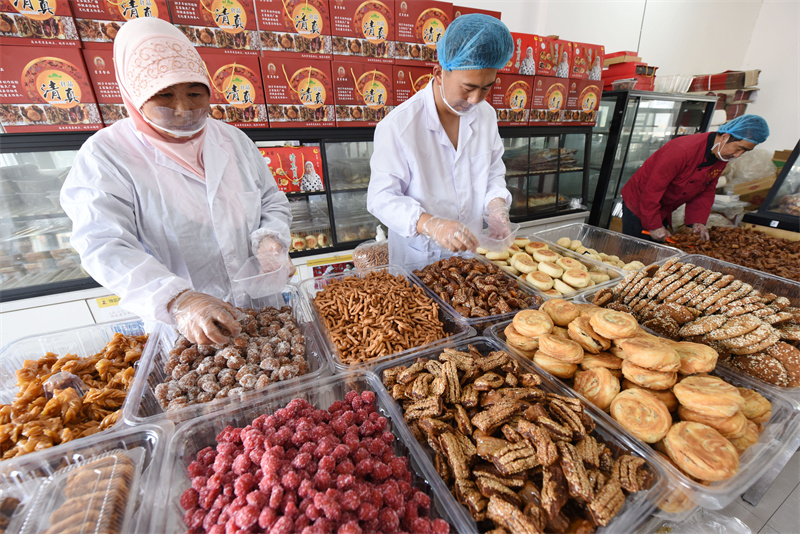 2024年4月25日，山东省临沂市郯城县马头镇一家老字号食品店工作人员整理制作的清真糕点。.JPG