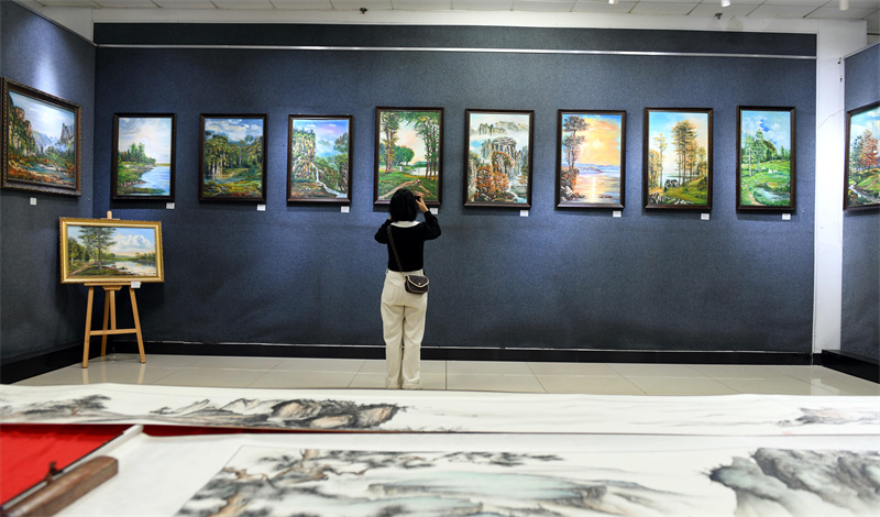 用手机拍摄尤敏杰展览的油画作品。.JPG