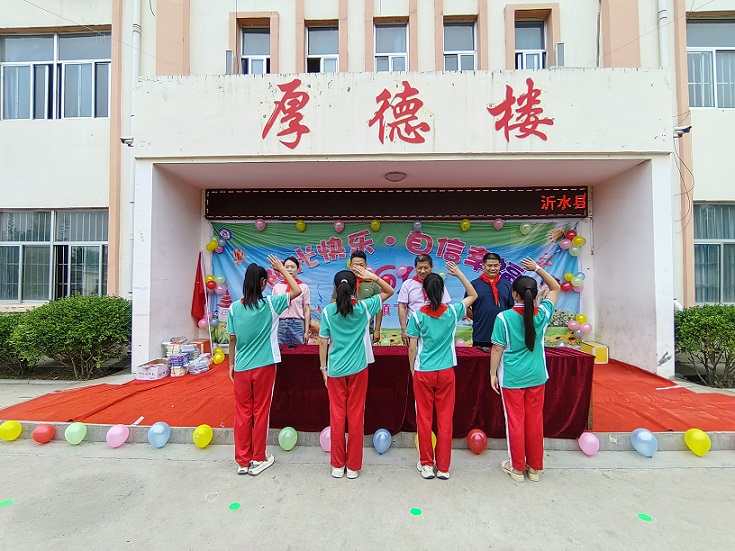 少先队员向学校领导献红领巾.jpg