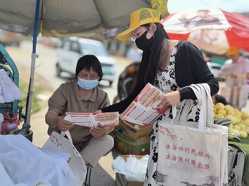 反走私宣传进集市.jpg