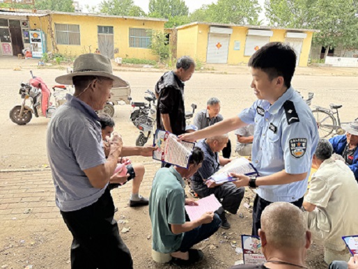 温泉所辅警正在社区发放宣传单页.jpg