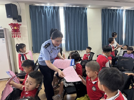 温泉所民警正在学校发放设网络谣言宣传材料.jpg