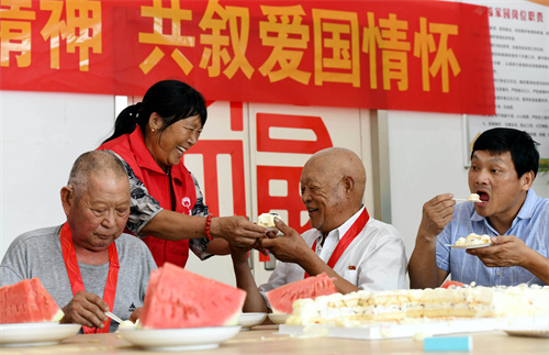 8月1日，在山东省临沂市郯城县马头镇玉带社区“老兵驿站”，退伍老战士们分享生日蛋糕。.JPG