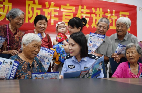 2024年8月12日，在山东省临沂市郯城县郯城街道尚城嘉苑小区“三防课堂”，民警张倩（中）向居民讲解预防电信网络诈骗注意事项。.JPG