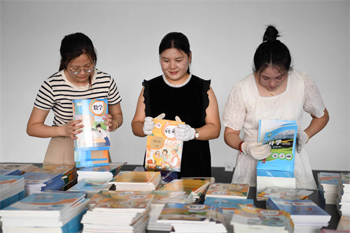 8月22日，山东省临沂市郯城县马头镇中心小学老师在分拣新学期教材。.JPG