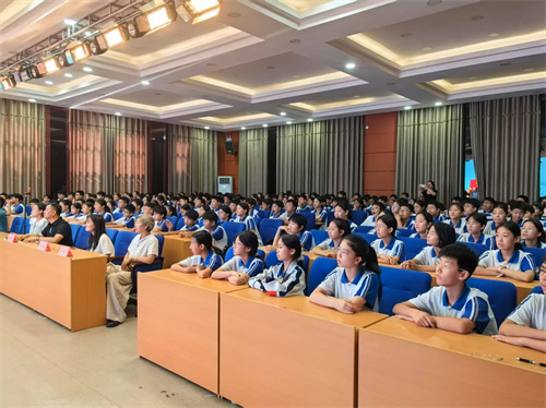 5学生听报告.jpg