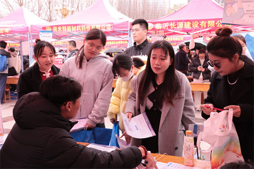 建筑类专场招聘会现场(山东临沂王金川).JPG