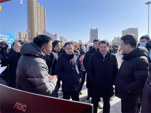 信基人力资源公司在招聘会现场介绍“优职优工”招聘平台(山东临沂王金川).jpg
