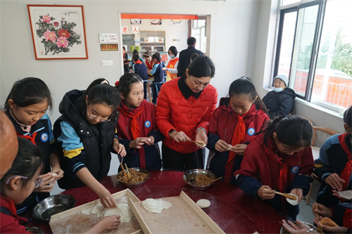 1761729053482923.jpg 县第三实验小学联合裕丰社区开展校社联动暖重阳活动3.JPG