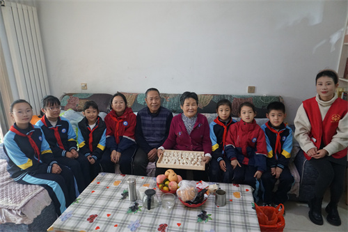 1761729061627581.jpg 县第三实验小学联合裕丰社区开展校社联动暖重阳活动6.JPG