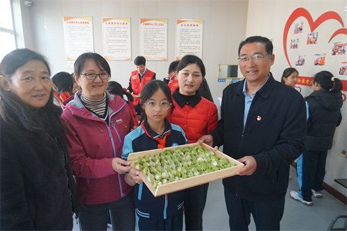 1761729081703177.jpg 县第三实验小学联合裕丰社区开展校社联动暖重阳活动4.JPG